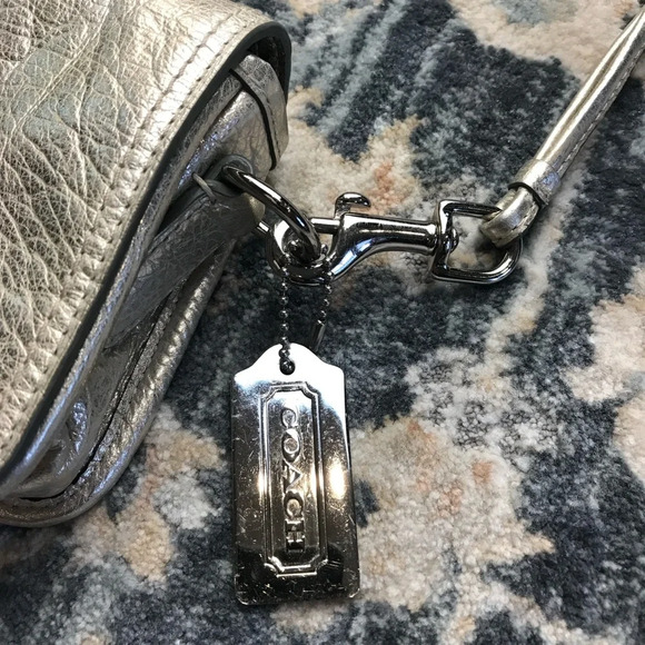 Coach metallic vintage turnlock - Picture 2 of 6
